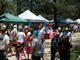 Broadbeach Art And Craft Markets - Travel Agents 3