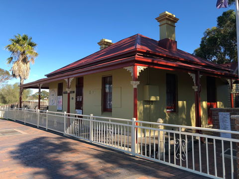 Dredge's Cottage - Tourism Guide 1