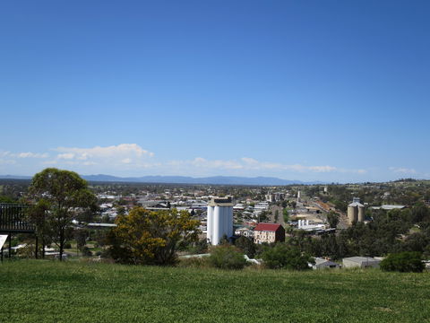 Heritage Sculptures At Pensioners Hill Lookout - Cruises Travel 2