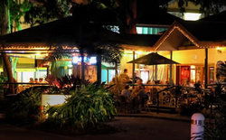 Apres Beach Bar & Grill - Palm Cove - Tourism Guide 1