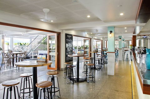 Hemingway's Brewery Port Douglas - Travel Agents 4