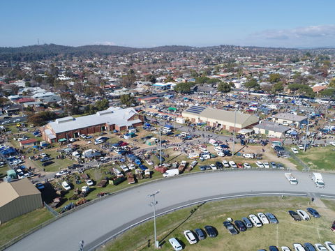 Wagga Swap Meet Run By  Classic And Historic Automobile Club Of Australia - Wagga Wagga Region - Tourism Guide 0