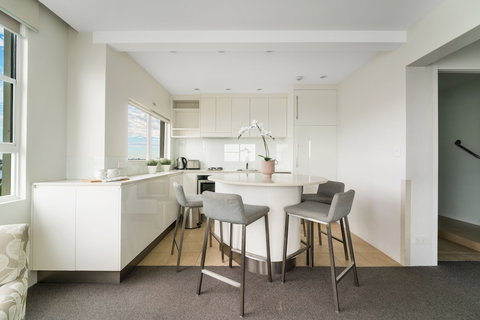 Harbourside 76 - Travel Agents 6