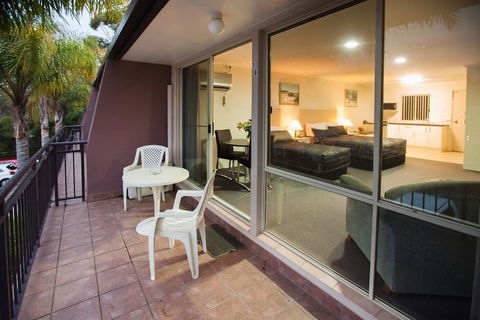 Fairway Motor Inn - Travel Search 1