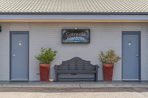 Cotswold Gardens - Travel Agents 2