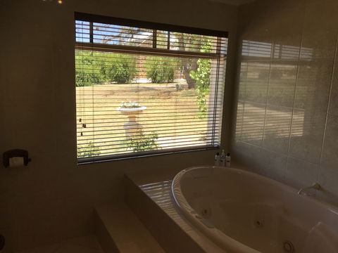 Barossa Shiraz Estate - Travel Agents 2