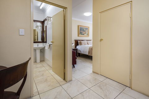 Overlander Homestead Motel - Travel Search 4