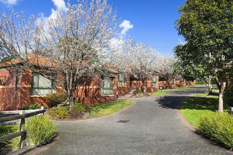 Mount Waverley Townhouses - Tourism Guide 1