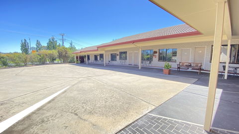 Sapphire City Motor Inn, Inverell - Travel Agents 0