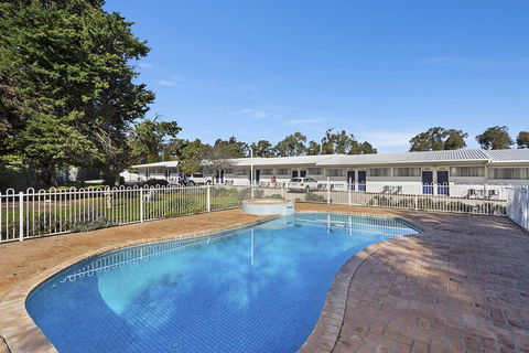 Byer Fountain Motor Inn, Holbrook - Travel Agents 7