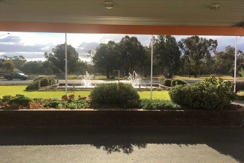 Byer Fountain Motor Inn, Holbrook - Travel Agents 6