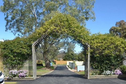 Wattle Motel - Travel Agents 1