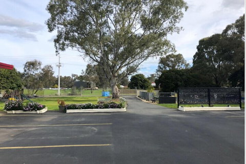 Wattle Motel - Travel Agents 4