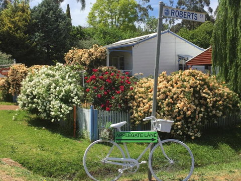 Applegate Lane Chalet - Tourism Guide 2