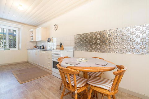 Stoneleigh Cottage Bed & Breakfast - Travel Agents 4