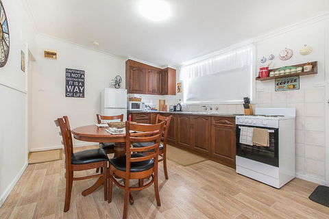 Stoneleigh Cottage Bed & Breakfast - Travel Agents 5