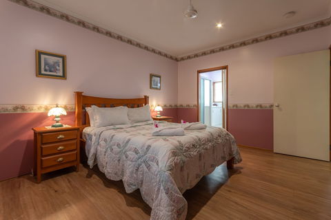 Birds 'n' Bloom Cottages - Cruises Travel 4