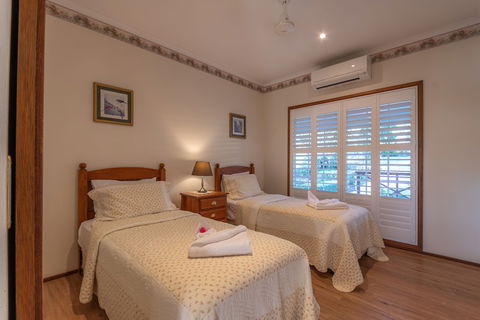 Birds 'n' Bloom Cottages - Cruises Travel 6