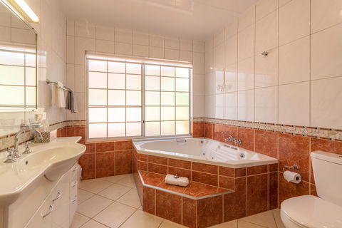 Birds 'n' Bloom Cottages - Cruises Travel 3