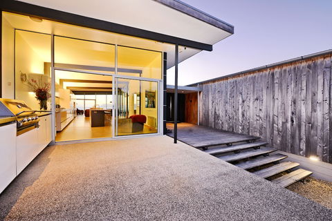 Cloudy Bay Beach House - Cruises Travel 1