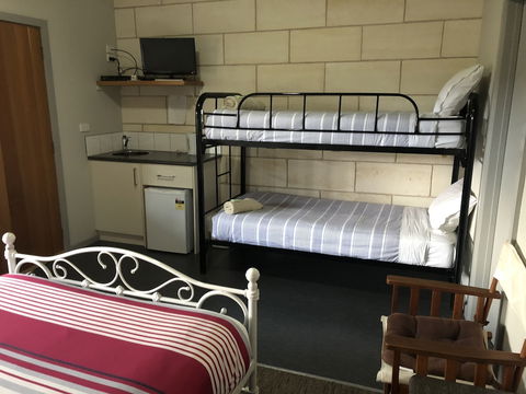 Port Campbell Guesthouse & Flash Packers - Tourism Guide 1