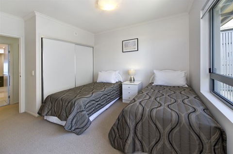 On The Bay Apartments - Travel Search 6