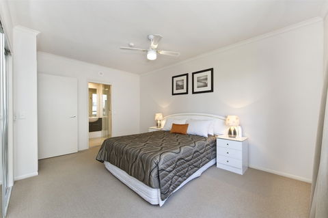 On The Bay Apartments - Travel Search 5