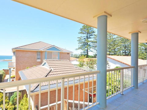 Toowoon Beach View 3br Villa 4 Just Steps To Beach With Views - Tourism Guide 1