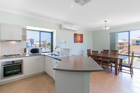 Seahaven Villas By Rockingham Apartments - Tourism Guide 3