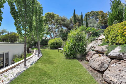 Barossa White House - Tourism Guide 2