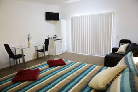 Honeybee Country Accommodation - Tourism Guide 0