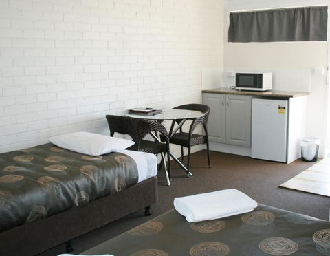 The Plains Motor Inn - Tourism Guide 6