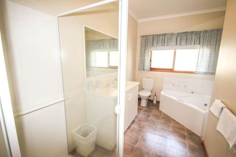 Bright Country Home - Travel Search 1
