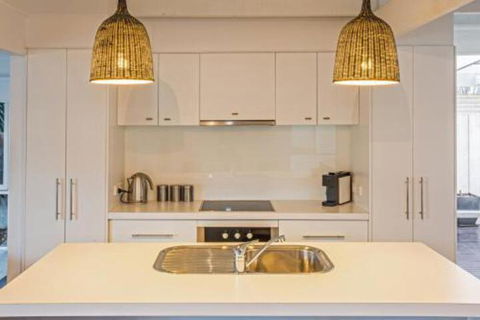 Iona Beach House Cowes - Travel Agents 4