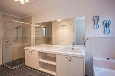 Iona Beach House Cowes - Travel Agents 6