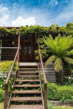 Hollyhock B&B - Tourism Guide 0