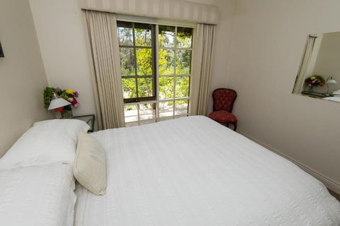 Hollyhock B&B - Tourism Guide 4