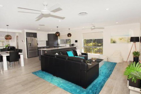 Palm 95 Modern 4 BDRM Home With Pool - Travel Agents 3