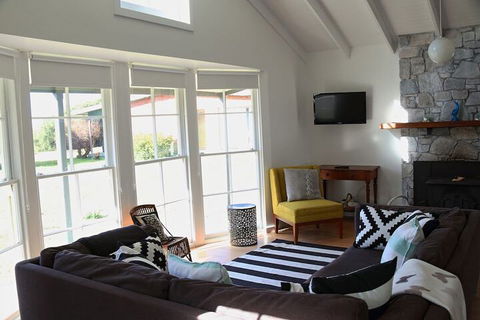 White Shell Cottage - Tourism Guide 2