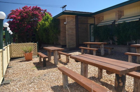Tall Timbers Motel - Tourism Guide 4