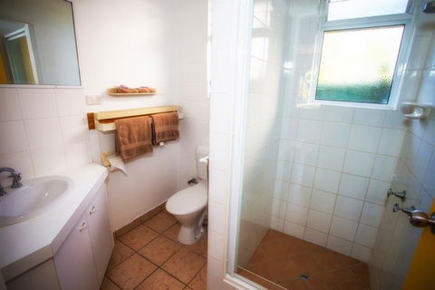 Seaspray Waterfront Holiday Units - Cruises Travel 5