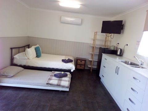 Silver Wattle Caravan Park - Travel Search 3