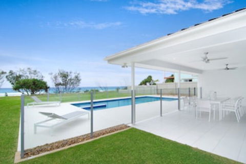 Sentosa At Tugun Beachfront Holiday Home - Tourism Guide 0