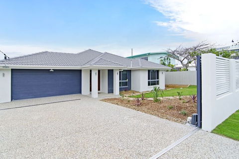 Sentosa At Tugun Beachfront Holiday Home - Tourism Guide 1
