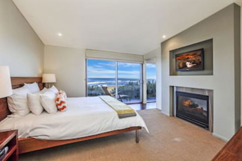 HEARNS BEACHSIDE VILLA 8 - Tourism Guide 0