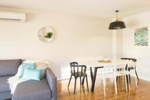 New Designer Home + Parking + Close To Airport - Travel Agents 0