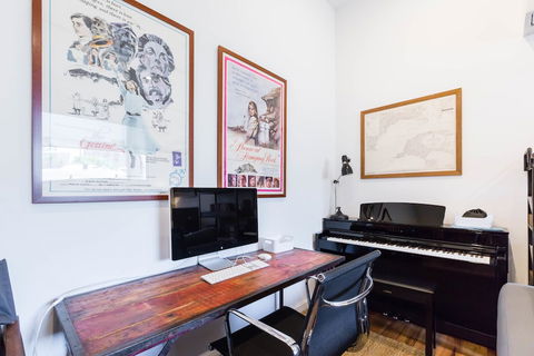 MURRAY, 1BDR Fitzroy Apartment - Tourism Guide 0