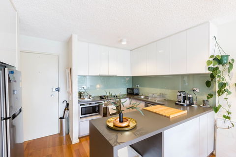 ISAAC, 1BDR South Melbourne Apartment - Travel Search 3