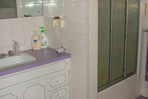 Chrissies Palace Hostel - Travel Agents 6