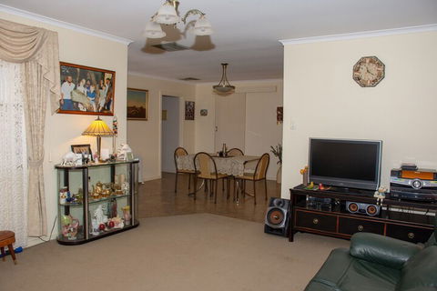 Chrissies Palace Hostel - Travel Agents 4